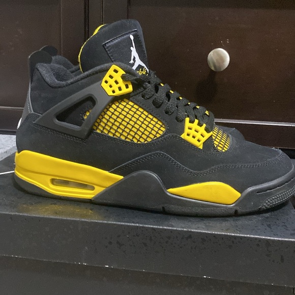 Jordan 11 jubilee, Jordan 4 thunder, Jordan 5 light ore wood brown. - Picture 5 of 8